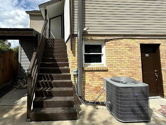 2nd image of 2824 Isabella St