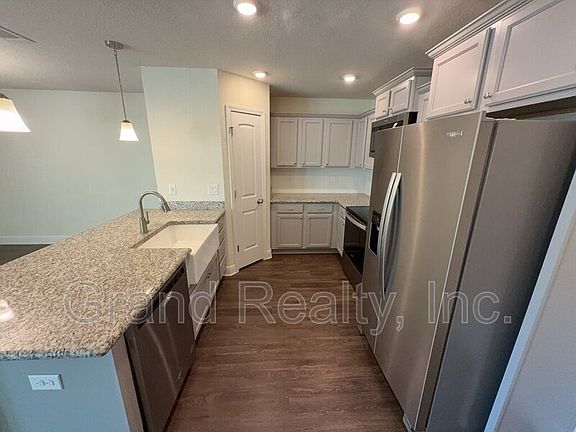 4th image of 4409 Village Oak Ln