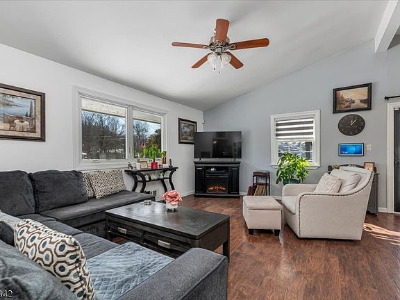 5th image of 68 Marcia Rd