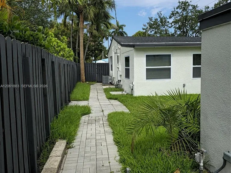 1141 SW 8th Ter — Photo 16