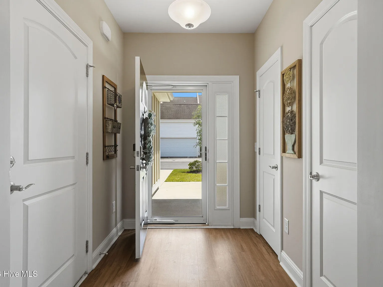 3 bed, 2.0 bath, 1180 sqft, $2,350 — Photo 3