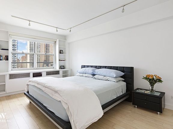 4th image of 300 E 71st St APT 17K