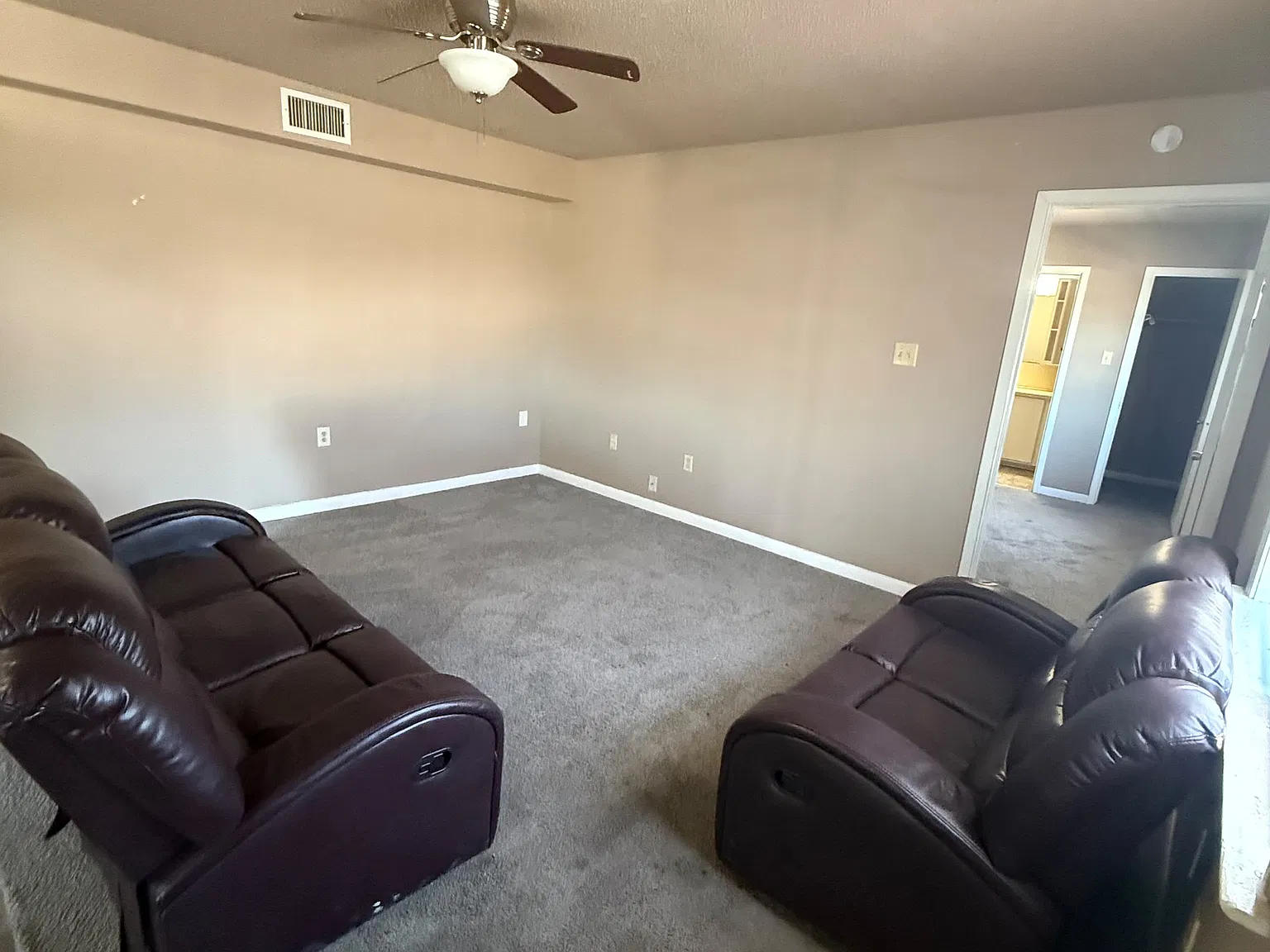 2 bed, 950 sqft, $1,100 — Photo 3