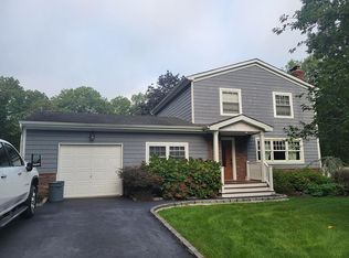4 Bruce Dr, Manorville, NY 11949