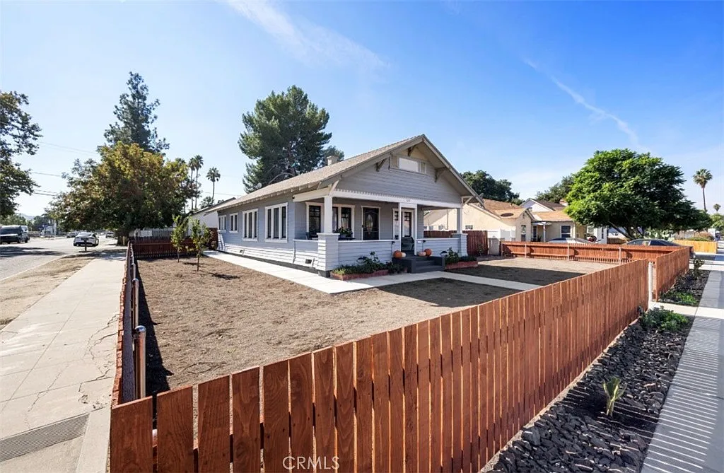 Building Photo - 529 E Latham Ave