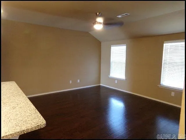 3 bed, 2.0 bath, 1375 sqft, $1,625 — Photo 3