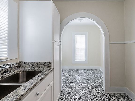 4th image of 429 E Carson St Unit 3
