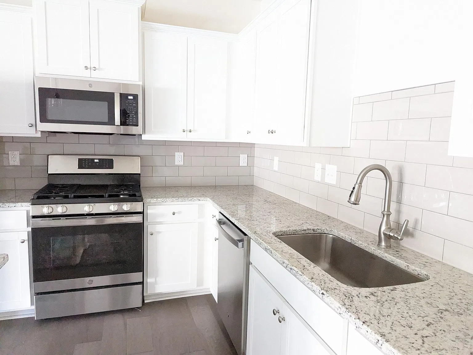 3 bed, 2.5 bath, 1601 sqft, $2,100 — Photo 3