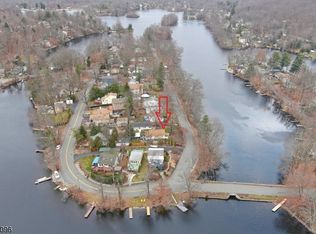 118 Race Track Dr W, Hewitt, NJ 07421