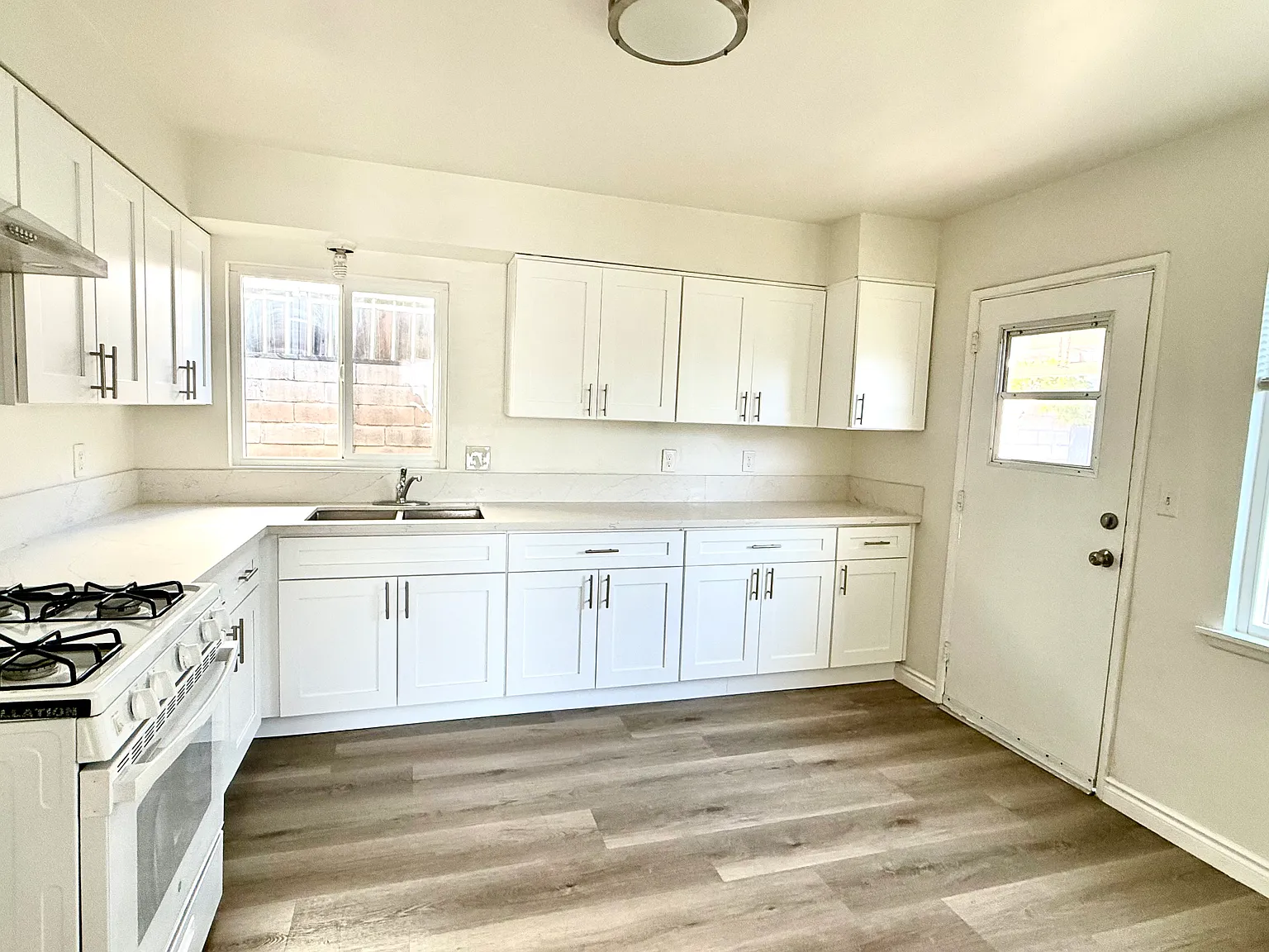 2 bed, 885 sqft, $2,750 — Photo 2