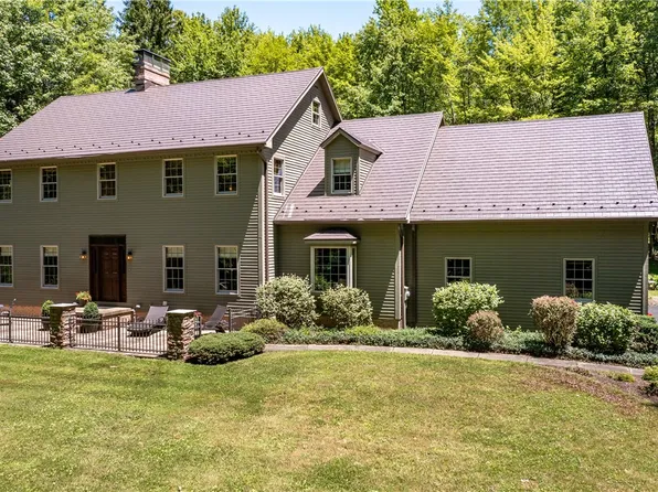 108 Poplar Forest Dr, Slippery Rock, PA 16057