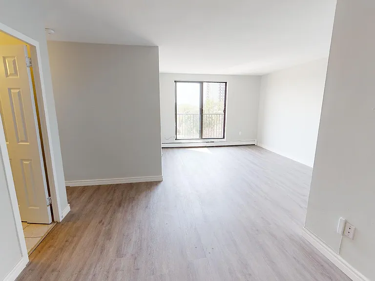 470 Dundas St — Photo 28