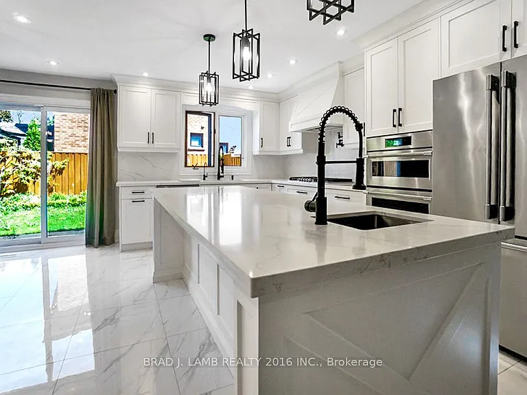 62 Royal Garden Blvd — Photo 3