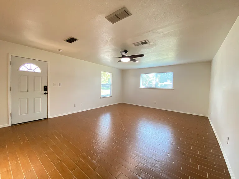 2711 Olympia Dr — Photo 7