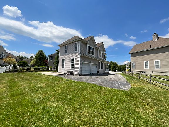 3rd image of 6 Blackmoor Cir