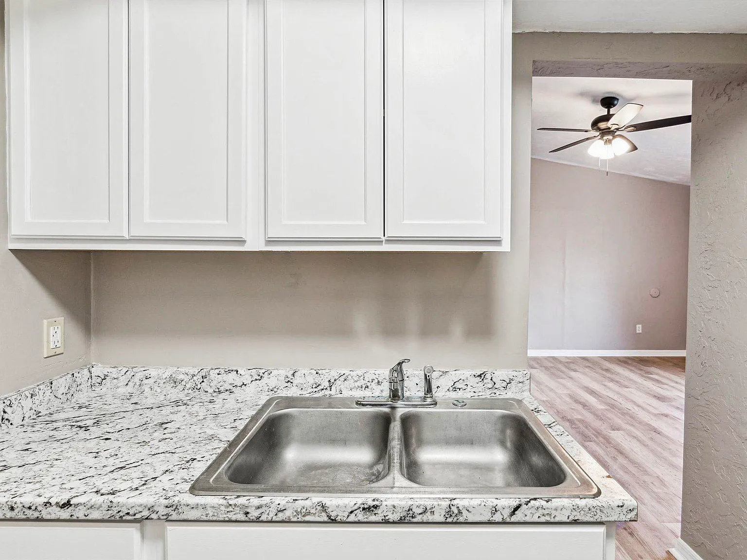 3 bed, 2.0 bath, 966 sqft, $819 — Photo 4