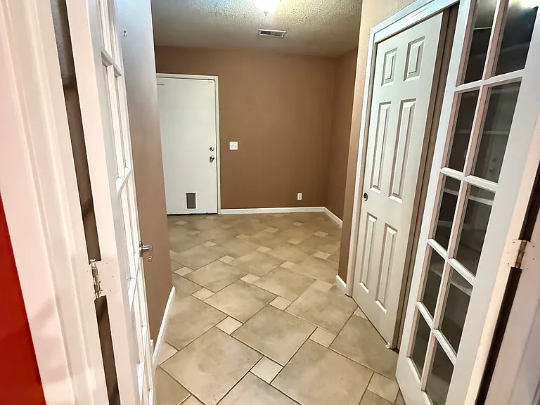1952 Hacienda Dr — Photo 4