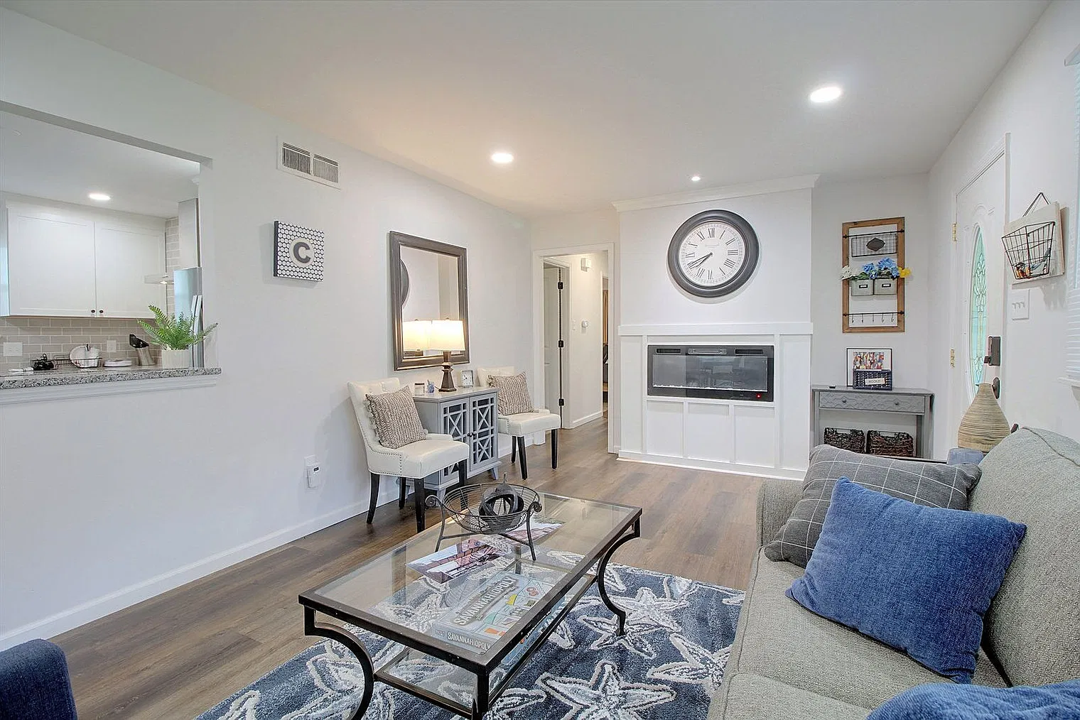 3 bed, 1.0 bath, 1280 sqft, $2,967 — Photo 2