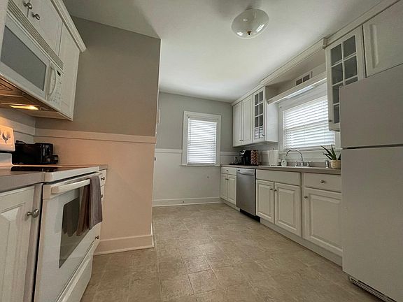 3rd image of 1512 E Madison St
