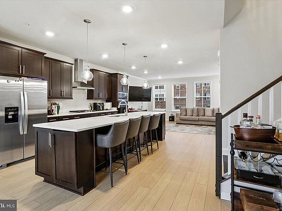 3rd image of 10800 Blanton Way