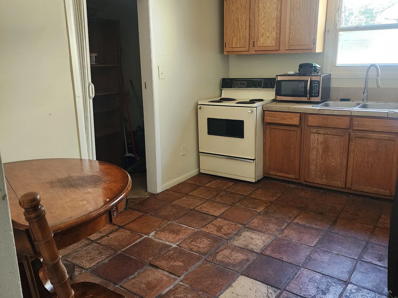 4 bed, 2.0 bath, 2200 sqft, $685 — Photo 2