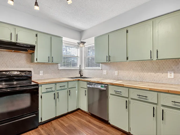 606 Windhaven Dr — Photo 17