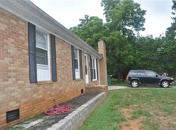 3rd image of 921 Carmel Dr
