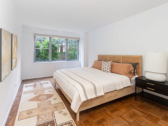 3rd image of 15 W 72nd St APT 1R