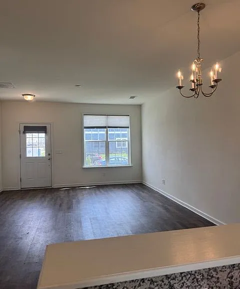 802 Ruth Way — Photo 3