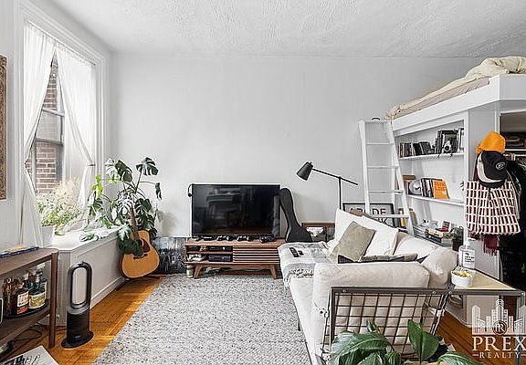 3rd image of 32 Beekman Pl APT 10