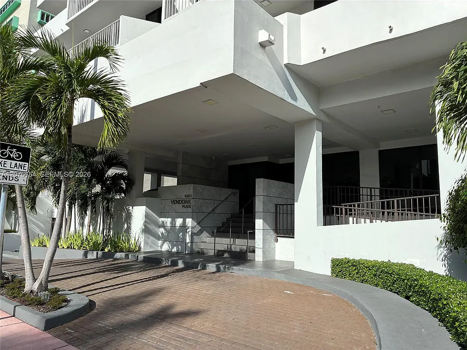 4301 Collins Ave #402