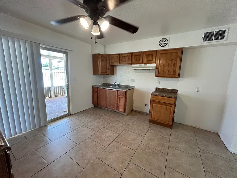 6 bed, 3.0 bath, 2269 sqft, $2,495 — Photo 10