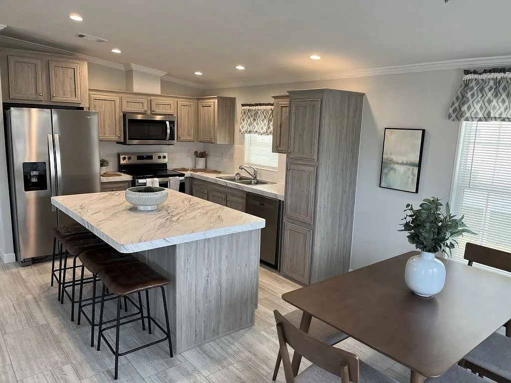 3 bed, 2.0 bath, 1355 sqft, $1,699 — Photo 3