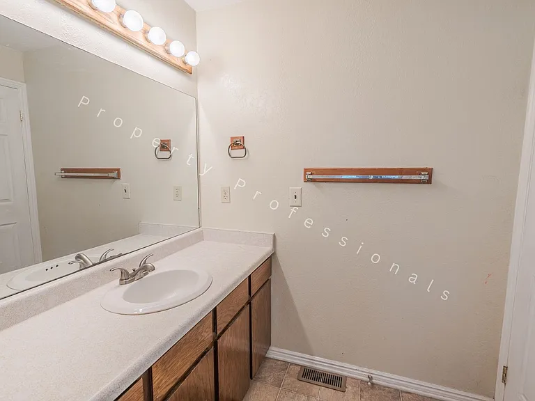 508 E 7th St — Photo 14