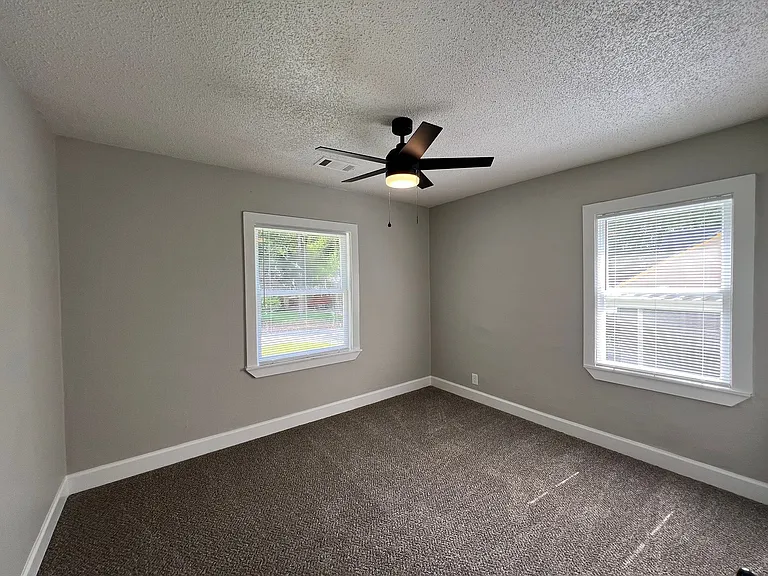 145 E Davant Ave — Photo 2