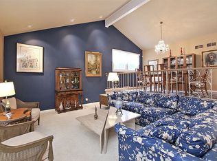 3205 River Falls Dr, Northbrook, IL