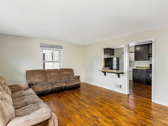 2nd image of 120 E Chestnut St