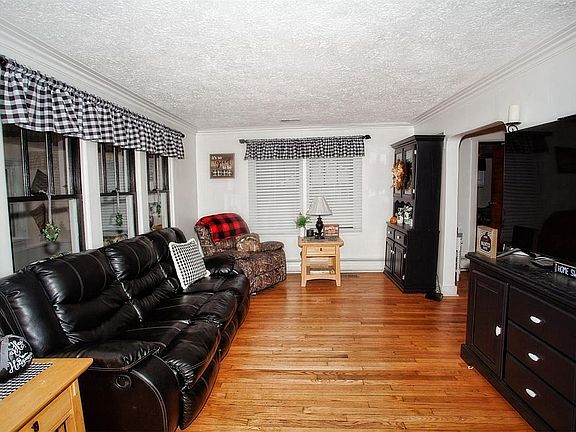 5th image of 14720 King St