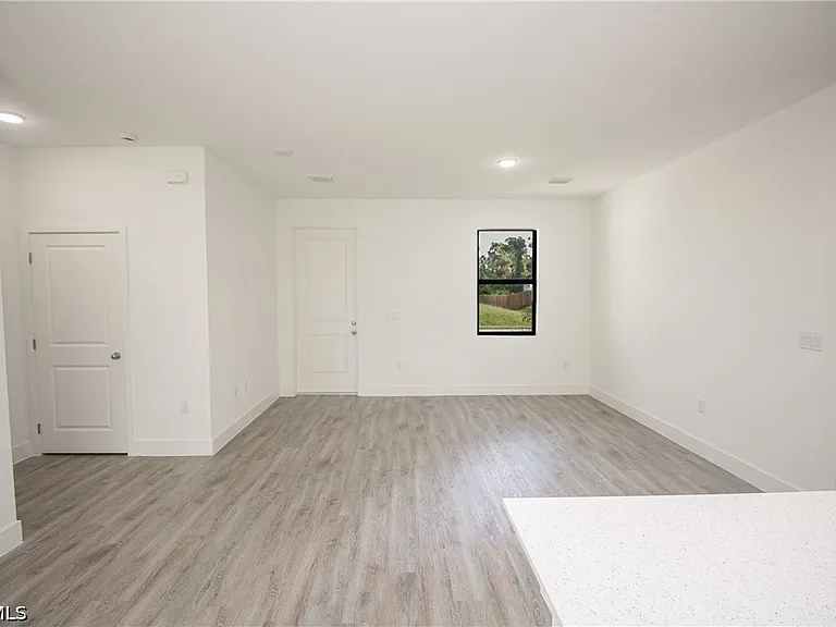 1150 Darling St E — Photo 3