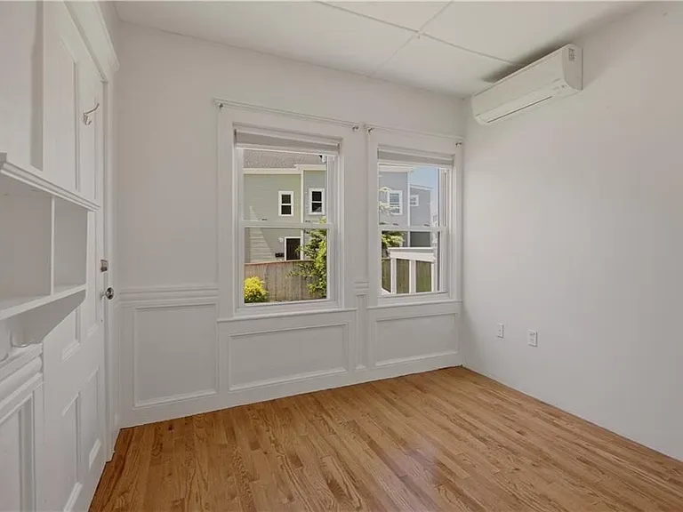 21 Clinton Ave — Photo 6