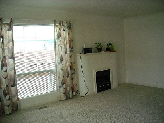 Living Room w/gas firplce