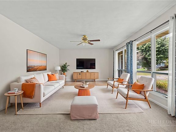4th image of 304 Evergreen. Lane