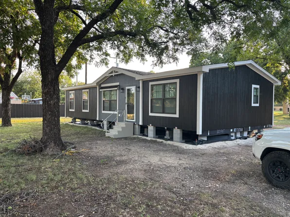 209 Garza Ave, Tye, TX 79562