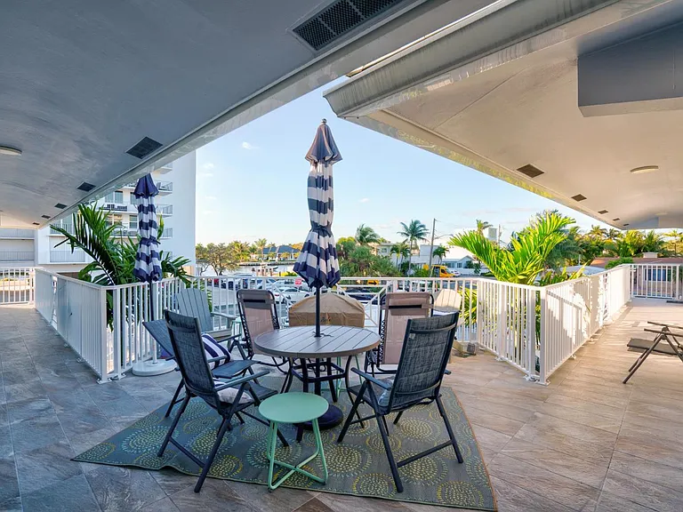 1650 N Riverside Dr #210 — Photo 3