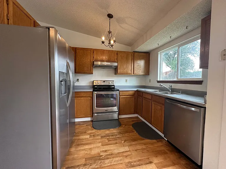 102 Comanche Ct — Photo 3