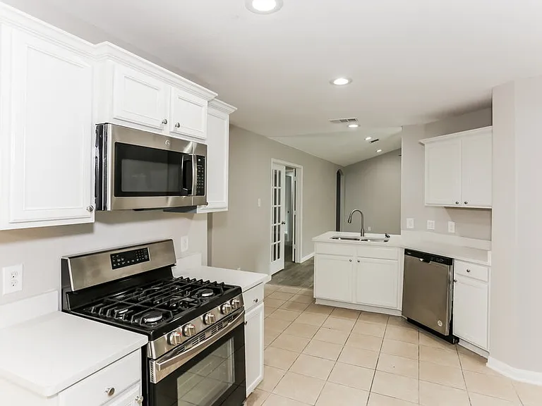 10041 Silent Hollow Dr — Photo 7