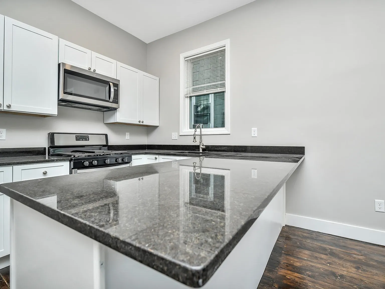 2 bed, 900 sqft, $3,050 — Photo 3