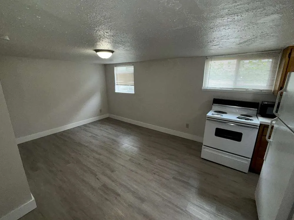 Building Photo - 440 N 400 E #B