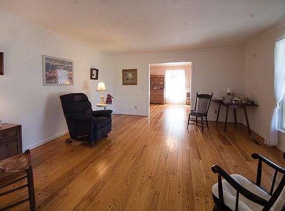 5th image of 1064 S Dogwood Dr