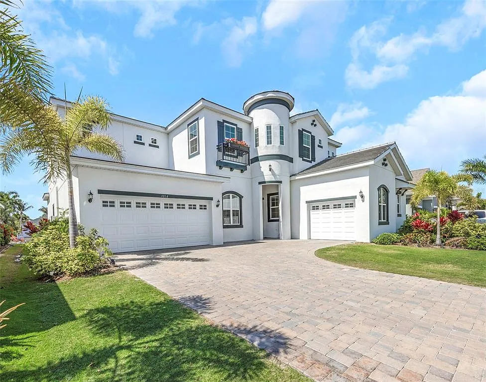 6 bed, 4.5 bath, 5284 sqft, $7,500 — Photo 1
